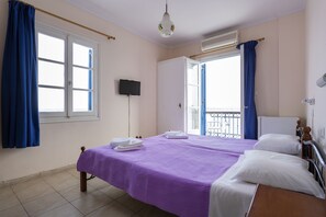 Cortinas blackout, berços grátis, Wi-Fi de cortesia, roupa de cama