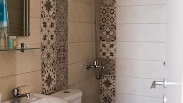 Regadera, amenidades de baño gratuitas, secadora de cabello, toallas