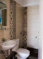 Ducha, artículos de tocador gratuitos, secador de pelo, toallas