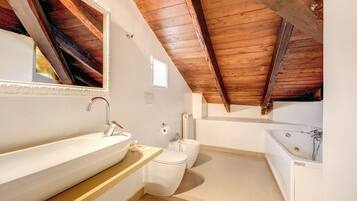 Chambre Double Deluxe, bain Ă remous | Salle de bain | Baignoire, articles de toilette gratuits, sĂšche-cheveux, bidet