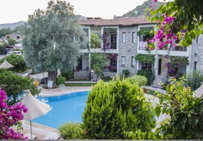 Outdoor pool, pool umbrellas, sun loungers - Olive Garden Apart Hotel (Fethiye)