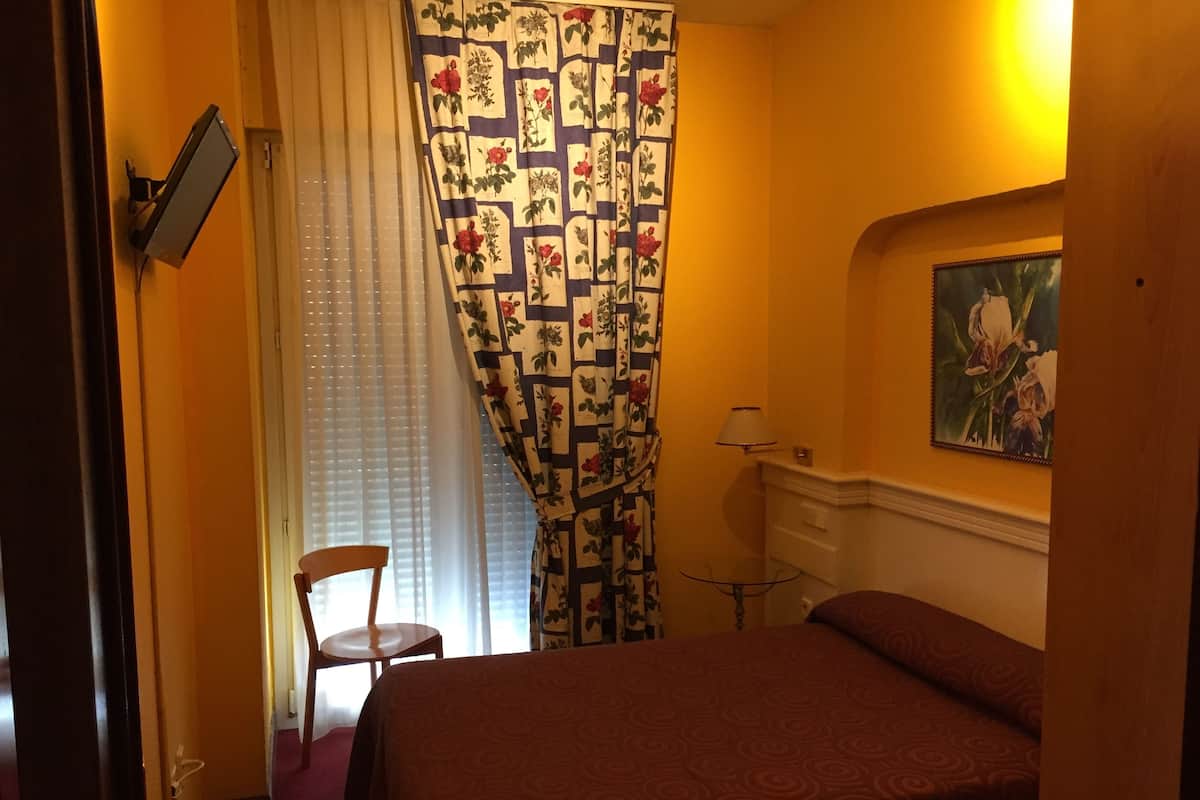 Blackout curtains, free WiFi