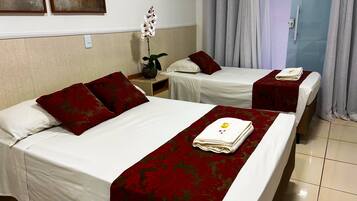 Quarto duplo luxo | Frigobar, escrivaninha, Wi-Fi de cortesia, roupa de cama