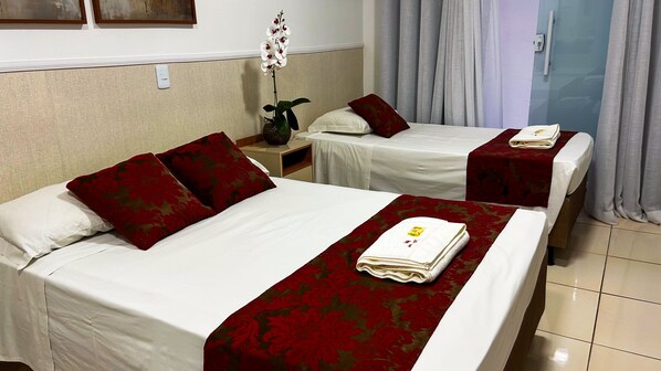 Deluxe Twin Room | Minibar, desk, free WiFi, bed sheets