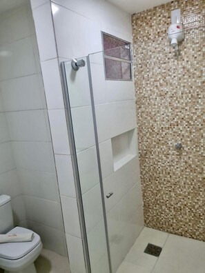 Shower, hair dryer, towels, soap - Max Hotel (Nucleo Bandeirante)