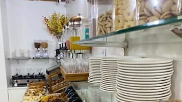 Café da manhã diário mediante uma taxa