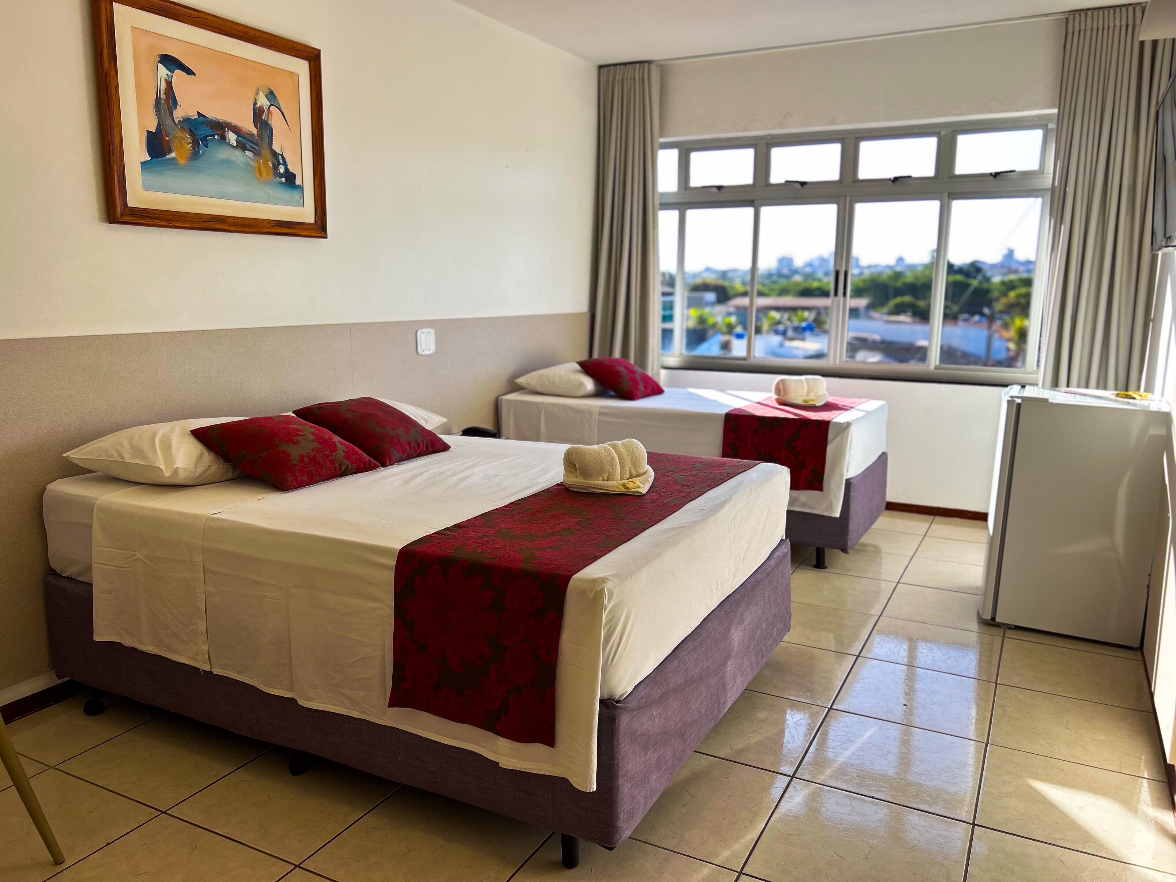 Quarto duplo luxo | Frigobar, escrivaninha, Wi-Fi de cortesia, roupa de cama