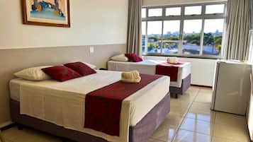 Quarto duplo luxo | Frigobar, escrivaninha, Wi-Fi de cortesia, roupa de cama