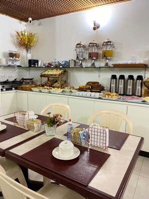 Desayuno todos los días (con cargo) 