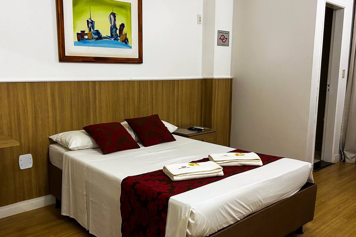 Habitación individual Deluxe | Minibar, escritorio, wifi gratis y ropa de cama