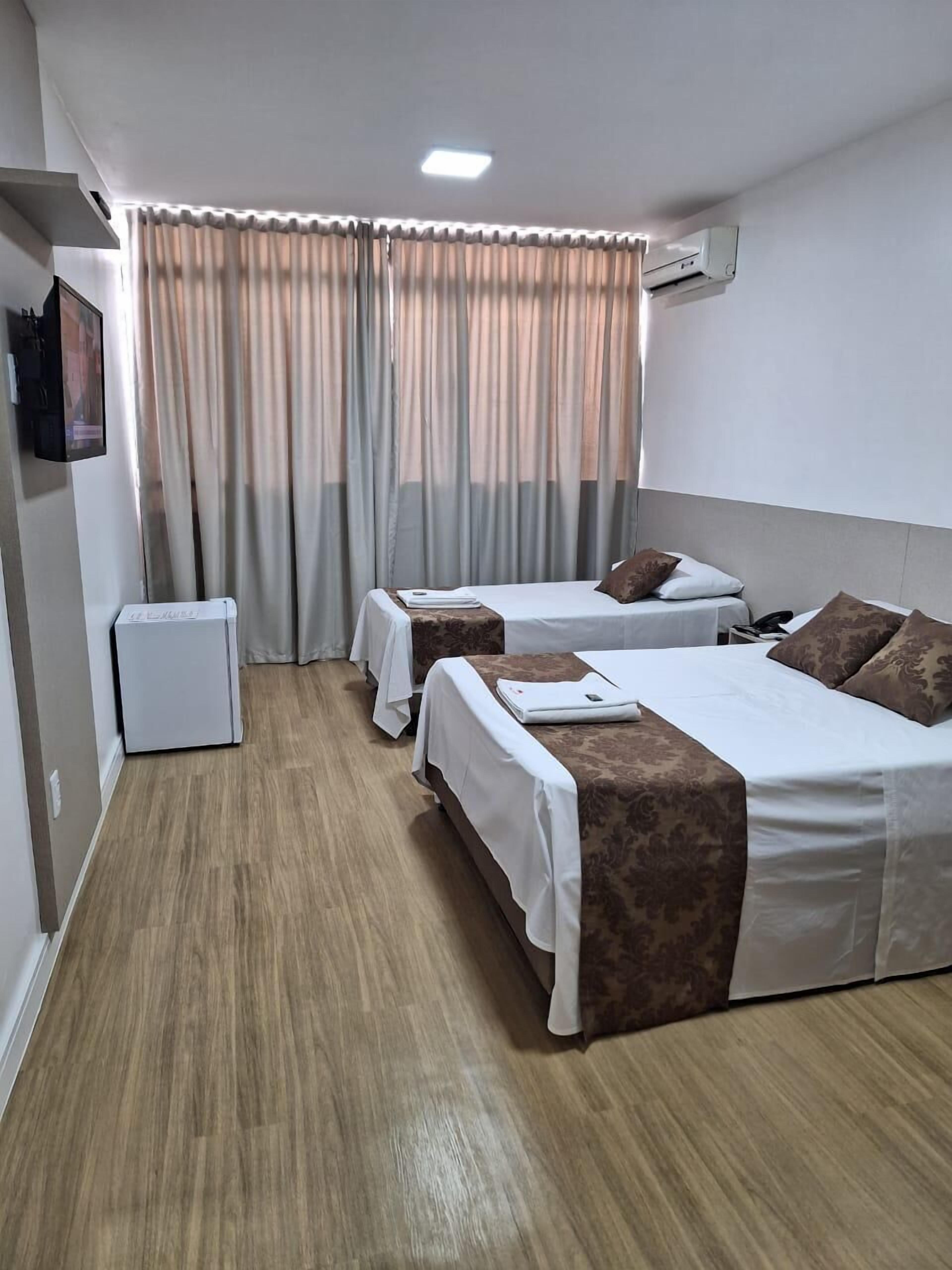 Frigobar, escrivaninha, Wi-Fi de cortesia, roupa de cama