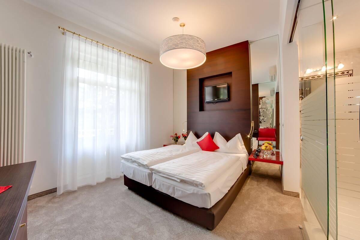 Phòng đôi Tiêu chuẩn | Bộ đồ giường cao cấp, két bảo mật tại phòng