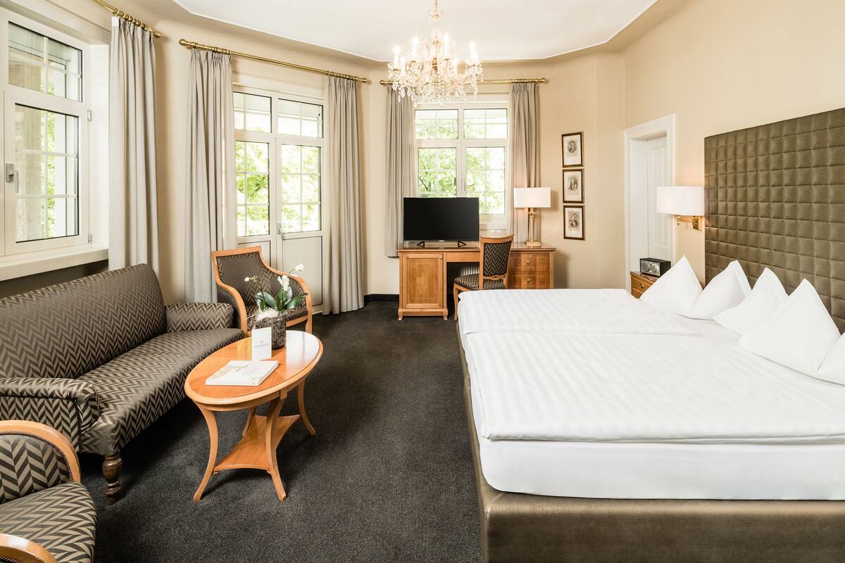 Habitación doble, vista al jardín | Ropa de cama de alta calidad y caja de seguridad en la habitación