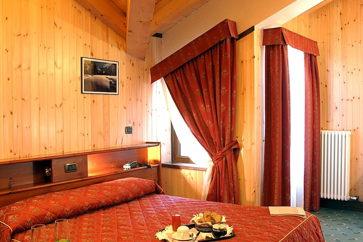 double room, mountain view | soundproofing, free cots/infant beds, free wifi, bed sheets