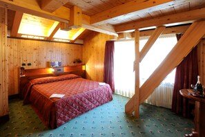 Triple Room, Mountain View | Soundproofing, free cots/infant beds, free WiFi, bed sheets - Hotel Bouton d'Or (Cogne)