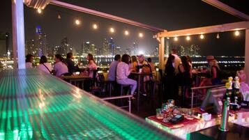 Sarapan dan makan tengah hari dihidangkan, masakan antarabangsa