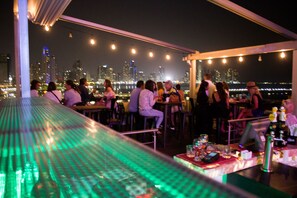 Serveert ontbijt, lunch, diner, internationale gerechten