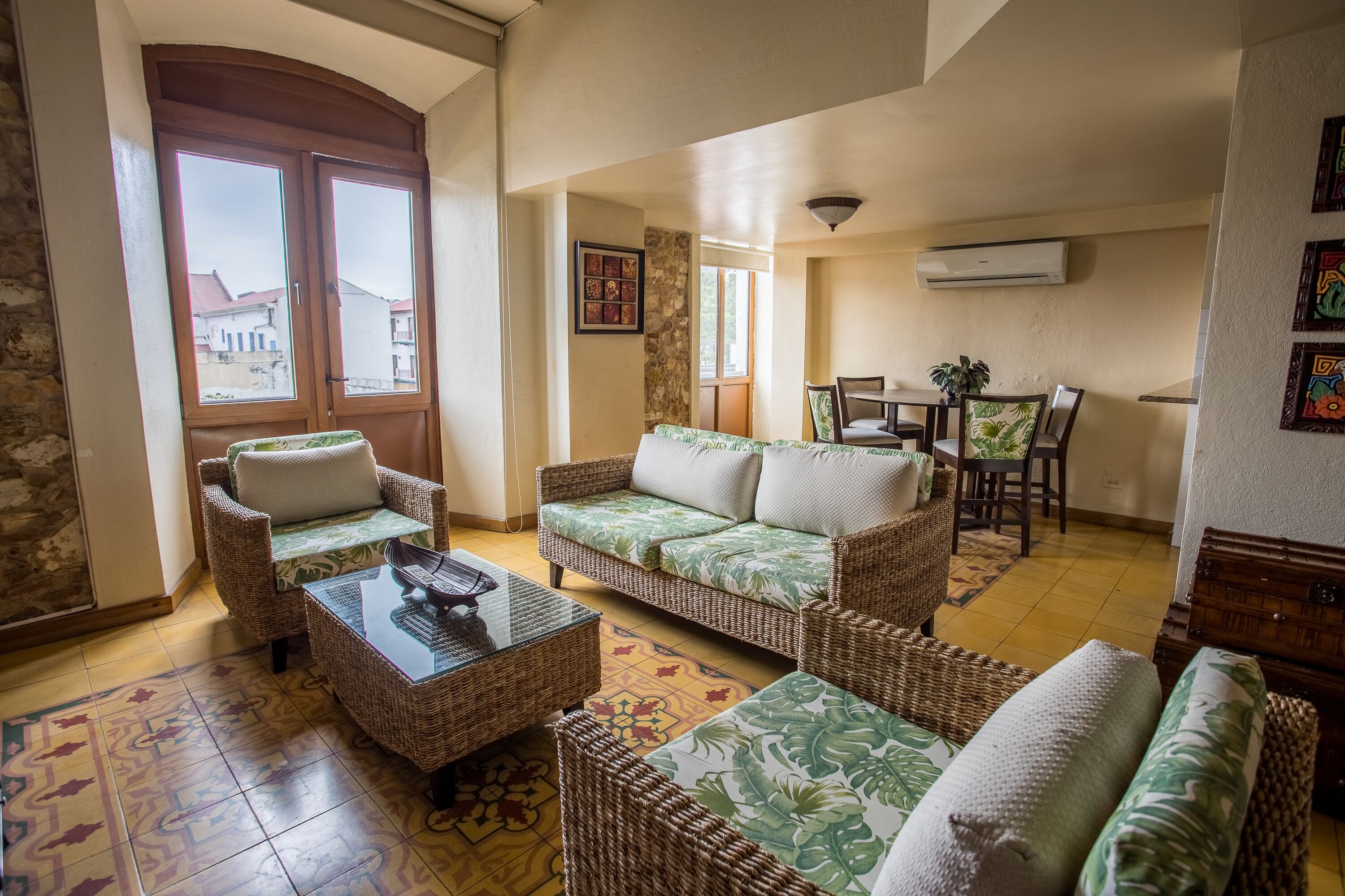 Suite Arcochato | Private kitchenette | Fridge, microwave, coffee/tea maker