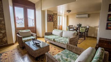Suite Arcochato | Private kitchenette | Fridge, microwave, coffee/tea maker