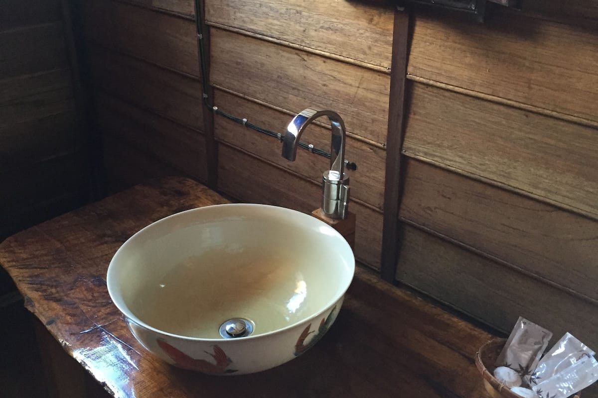 separate bathtub and shower, free toiletries, towels