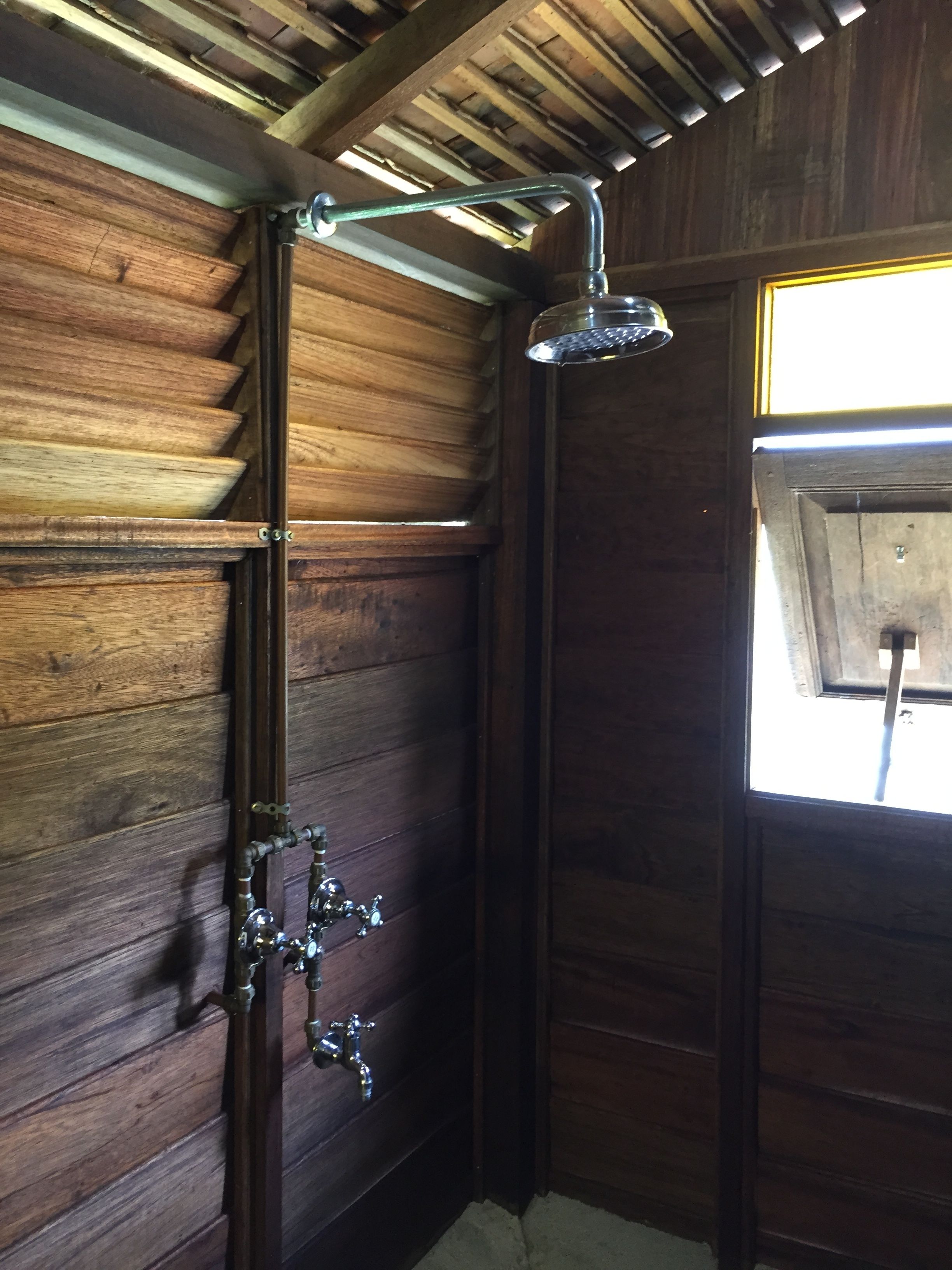 separate bathtub and shower, free toiletries, towels