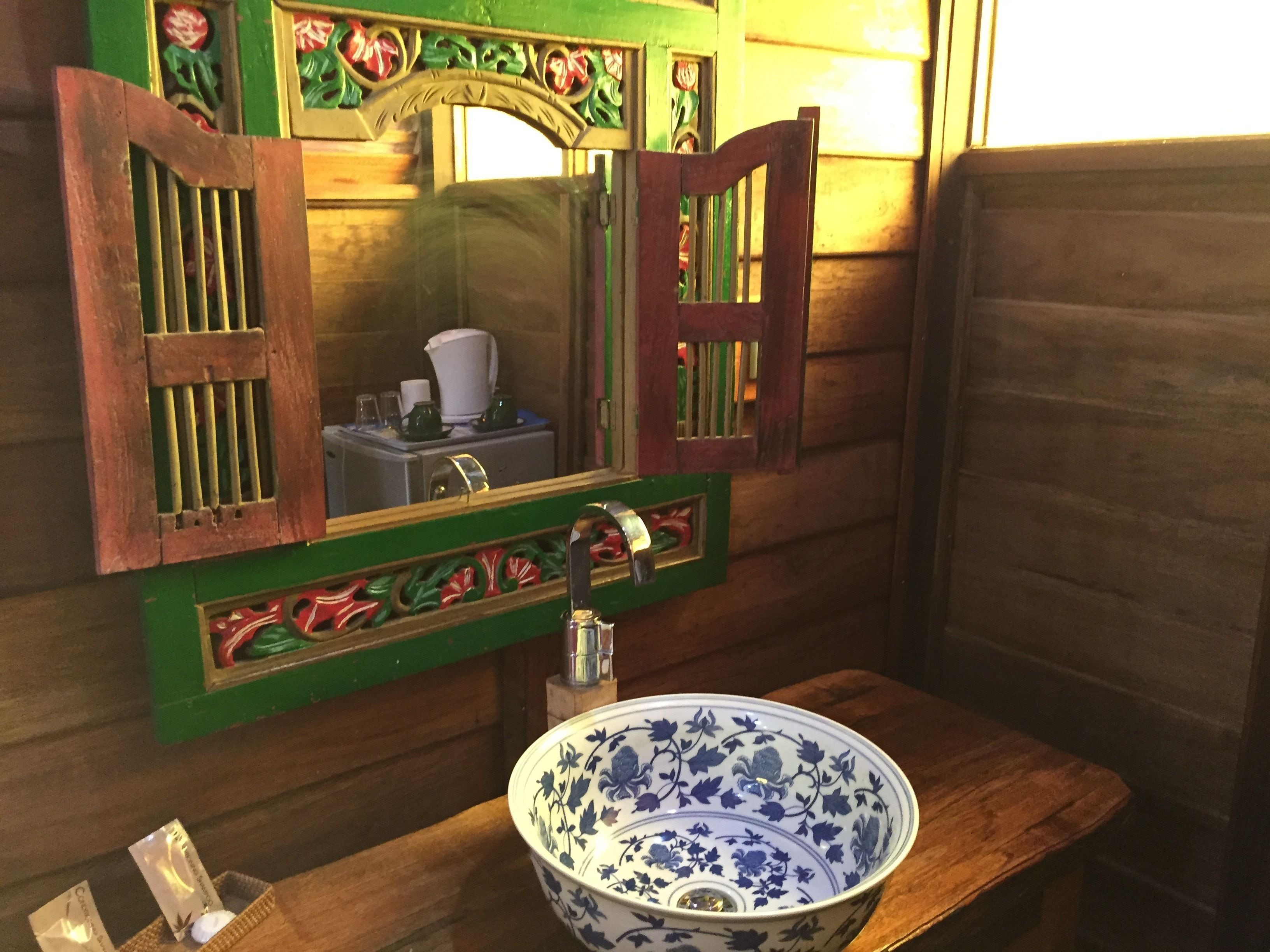 separate bathtub and shower, free toiletries, towels