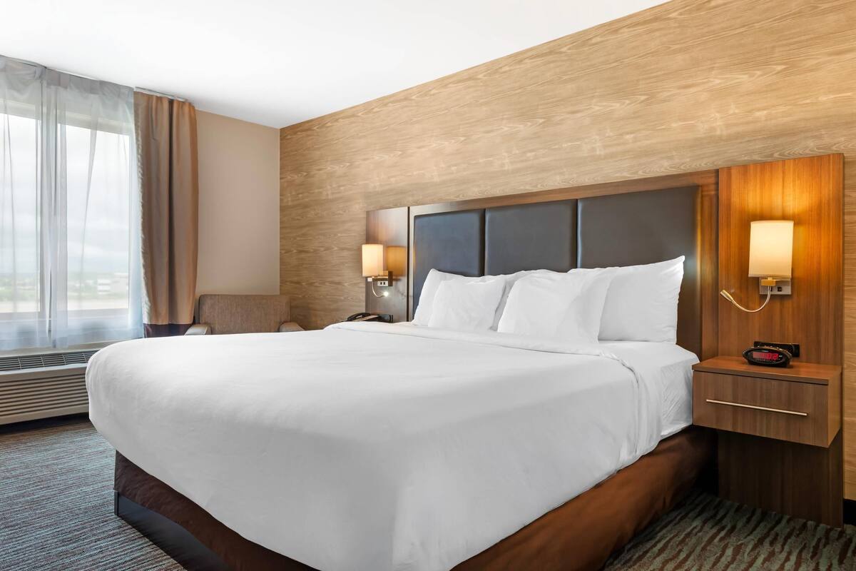 Standard Room, 1 King Bed | Premium bedding, in-room safe, desk, blackout drapes