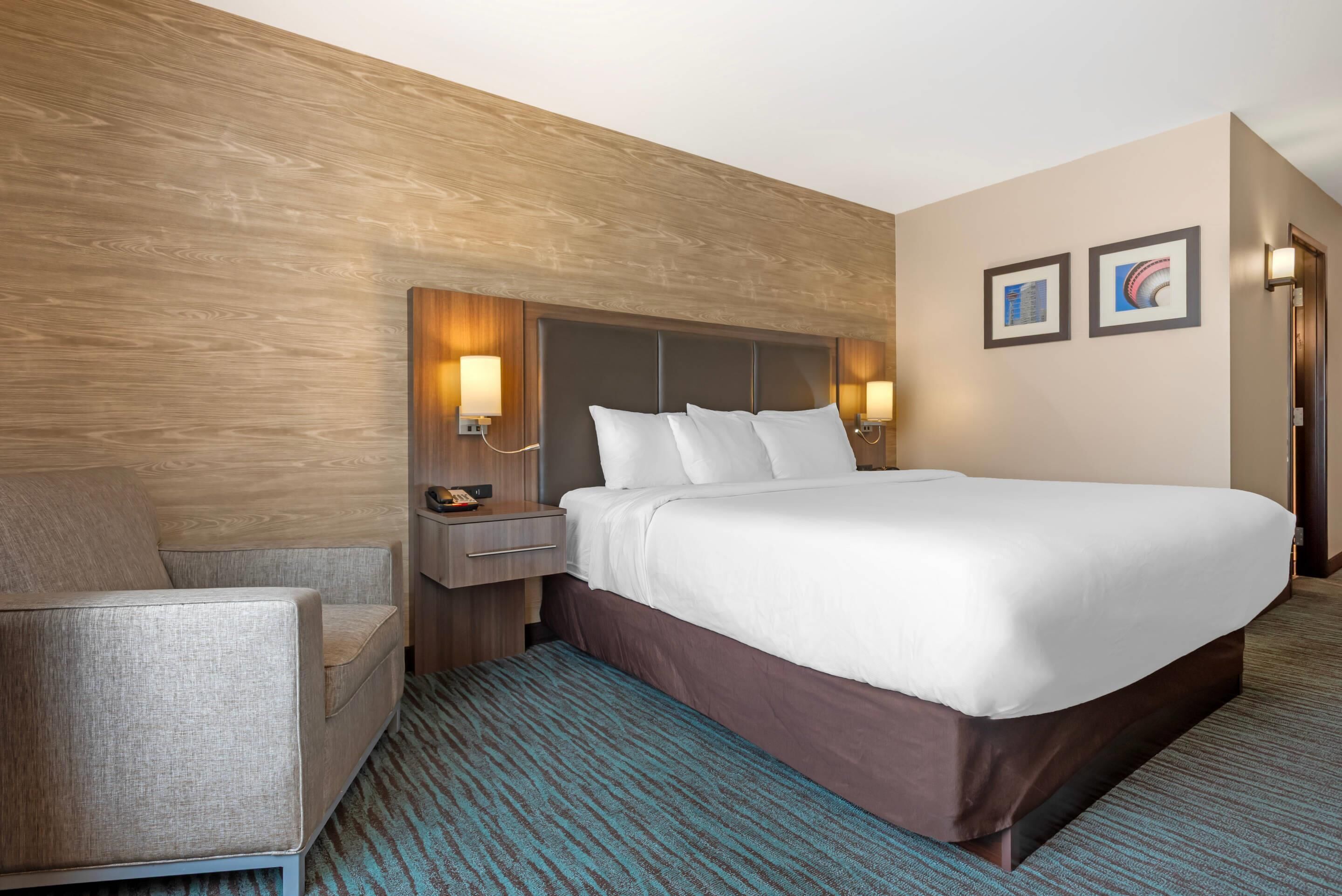 Standard Room, 1 King Bed | Premium bedding, in-room safe, desk, blackout drapes