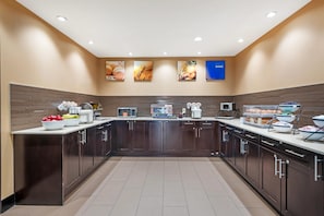 朝食 (ビュッフェ)、毎日提供 (無料)