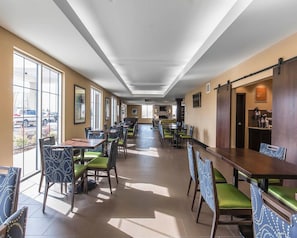 Café da manhã com buffet grátis todos os dias