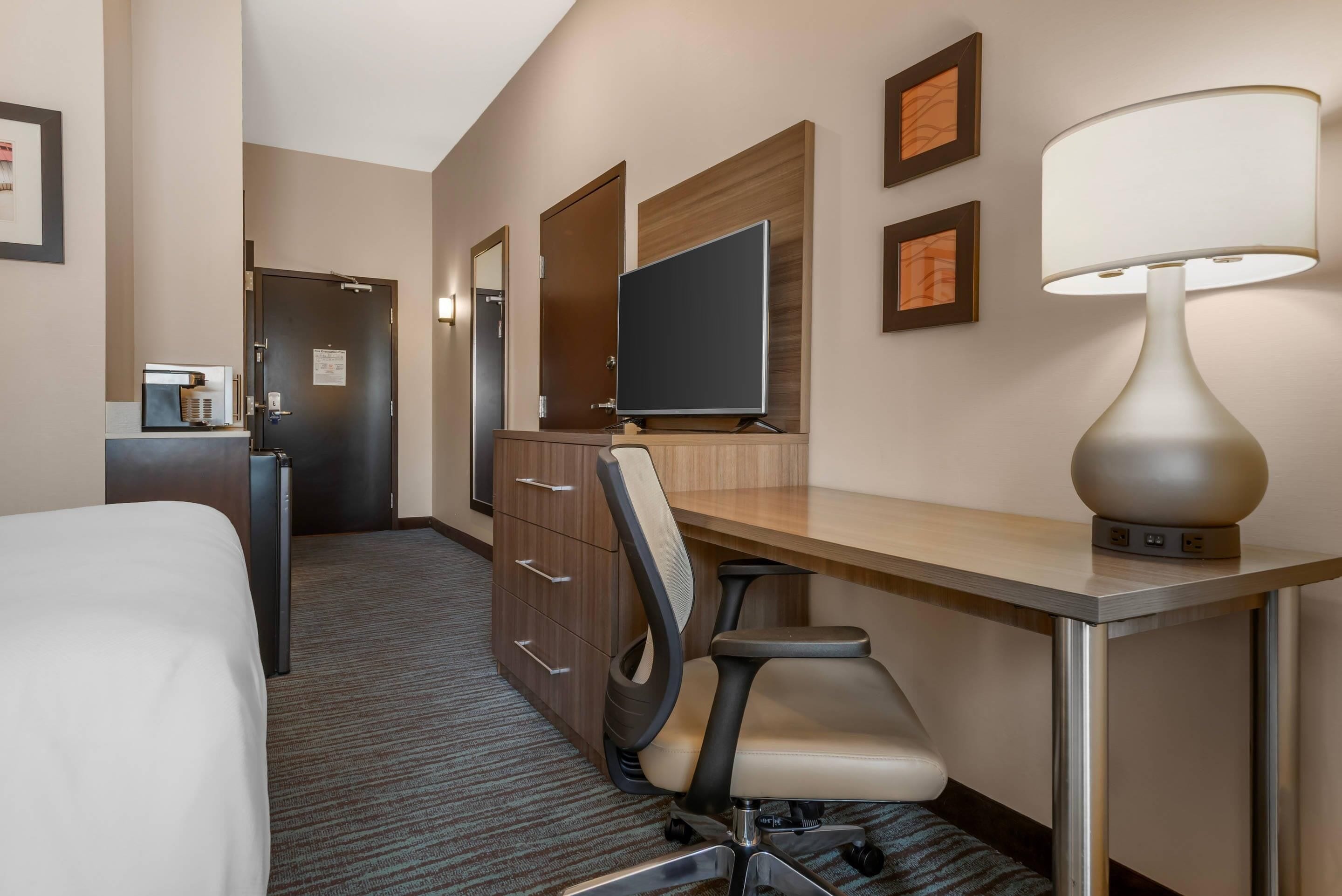 Premium bedding, in-room safe, desk, blackout drapes