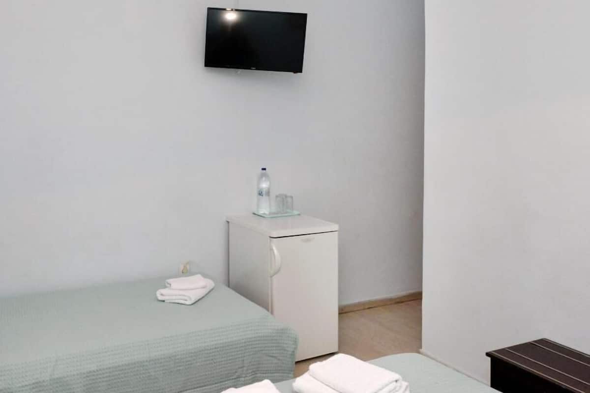 Sistema de insonorización, cunas gratuitas, wifi gratis y ropa de cama