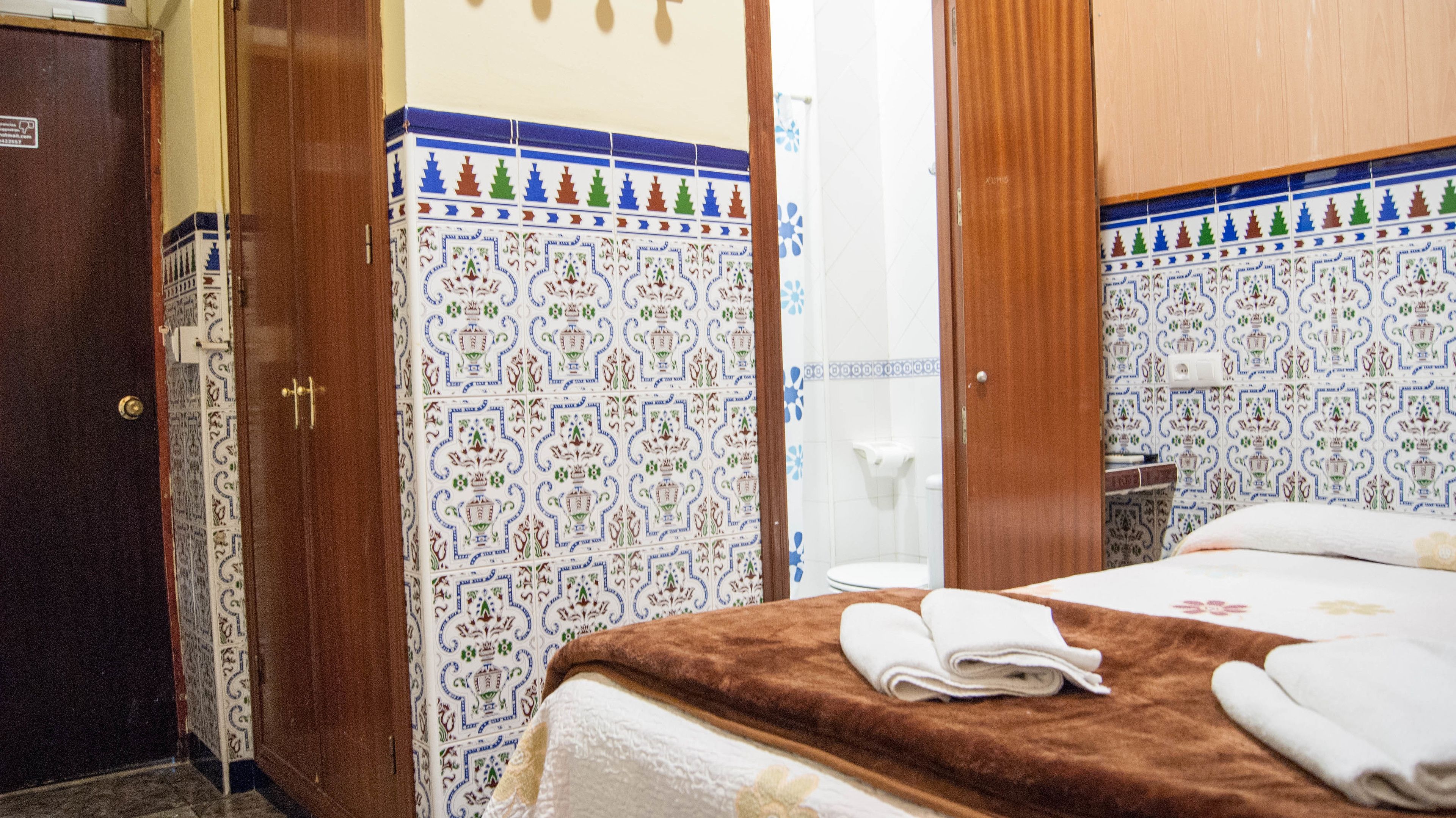 Quarto casal básico | Cortinas blackout, Wi-Fi de cortesia