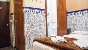 Quarto casal básico | Cortinas blackout, Wi-Fi de cortesia