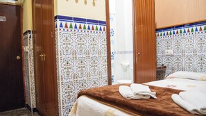 Basic Double Room | Blackout drapes, free WiFi - Hostal Florida (Seville)