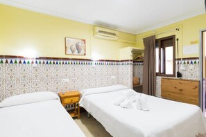 Blackout curtains, free WiFi - Hostal Florida (Seville)
