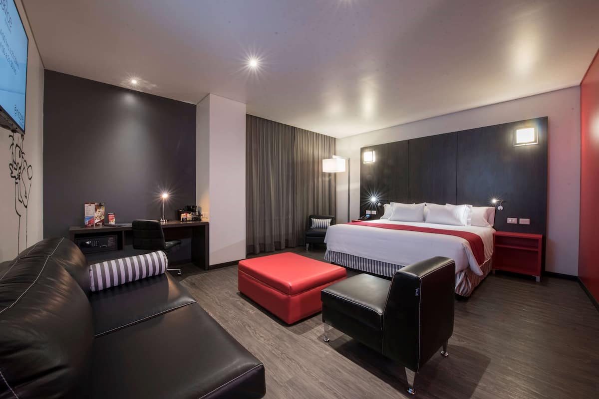 Junior suite, 1 kingsize bed, niet-roken | Een kluis op de kamer, geluiddichte muren, een strijkplank/strijkijzer