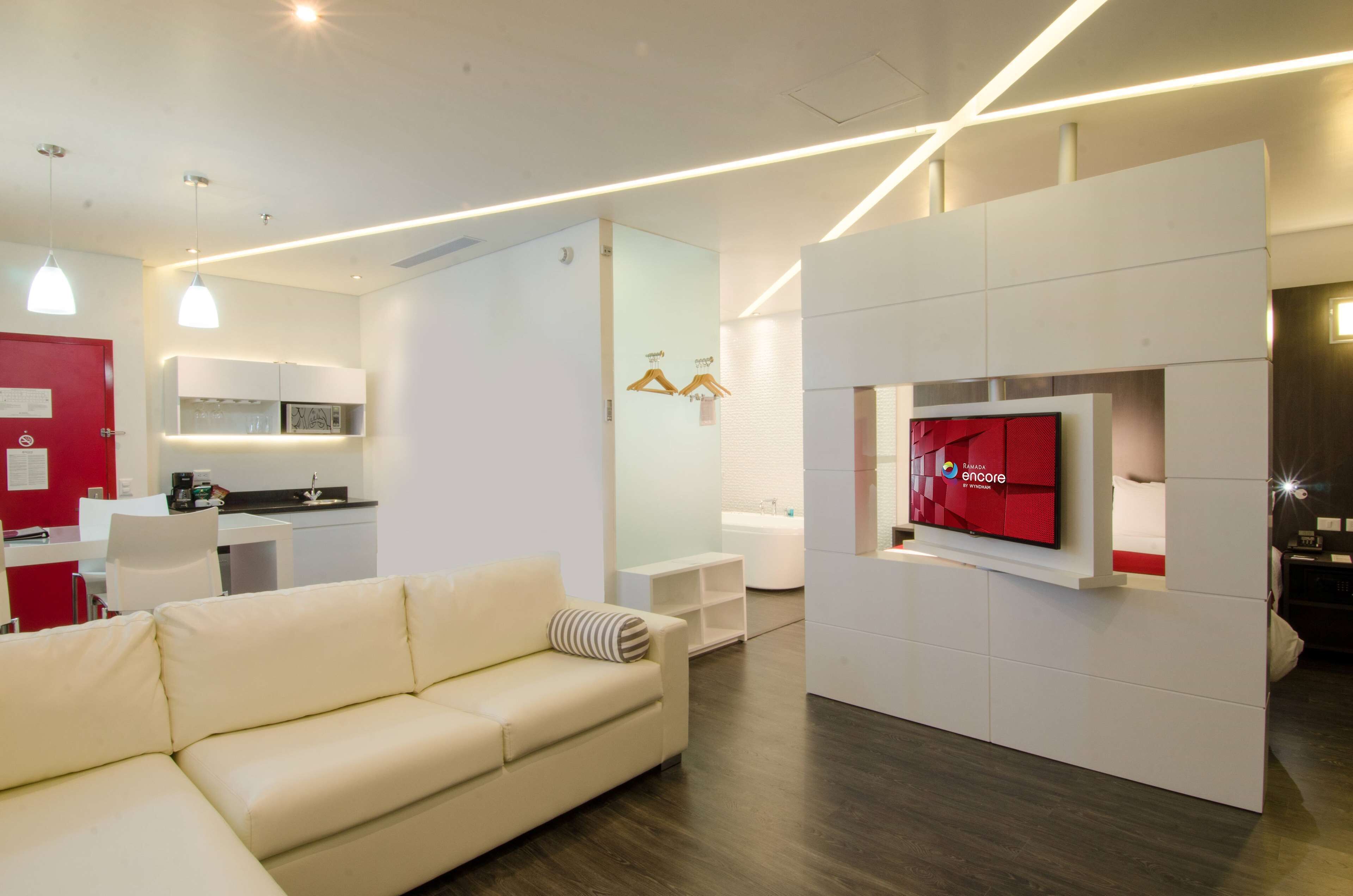 1 king bed, relax suite, non smoking | in-room safe, soundproofing, iron/ironing board, free cots/infant beds