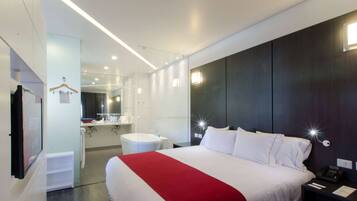 1 King bed, Relax Suite, Non Smoking | Caja de seguridad en la habitación y insonorización