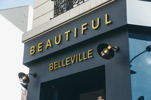 Un edificio con un cartel que dice "BEAUTIFUL BELLEVILLE".