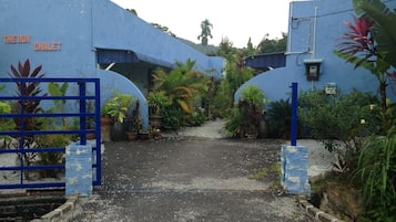 Una entrada cerrada con un muro azul y un letrero que dice "The Box Chalet".