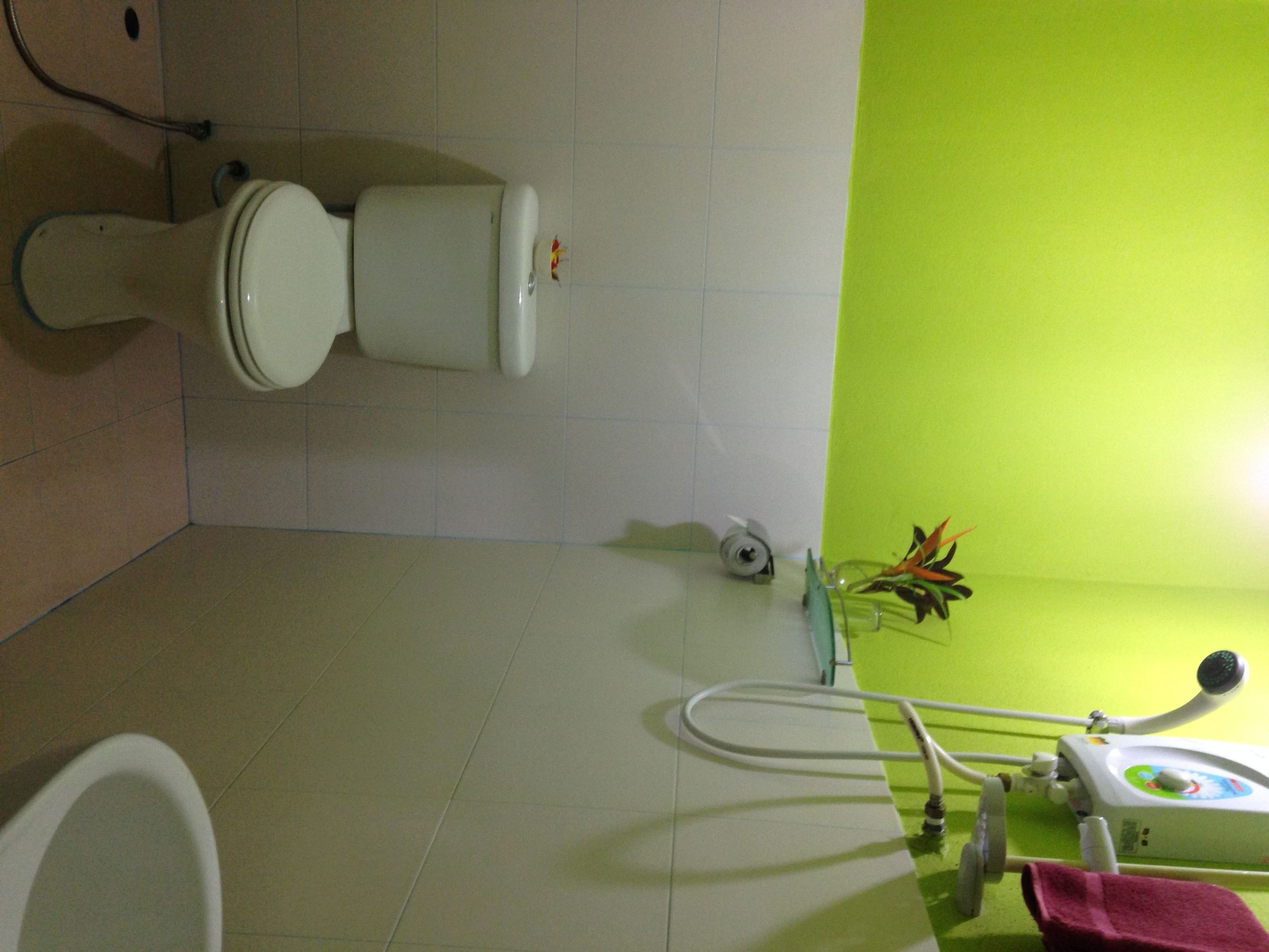 Ein Badezimmer mit Toilette, Bidet und einem Händetrockner.