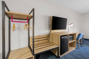 A hotel room with a bunk bed, a flat-screen TV, a desk with a computer, a microwave, and a chair. - Park Inn by Radisson, Weldon - Roanoke Rapids (Weldon)