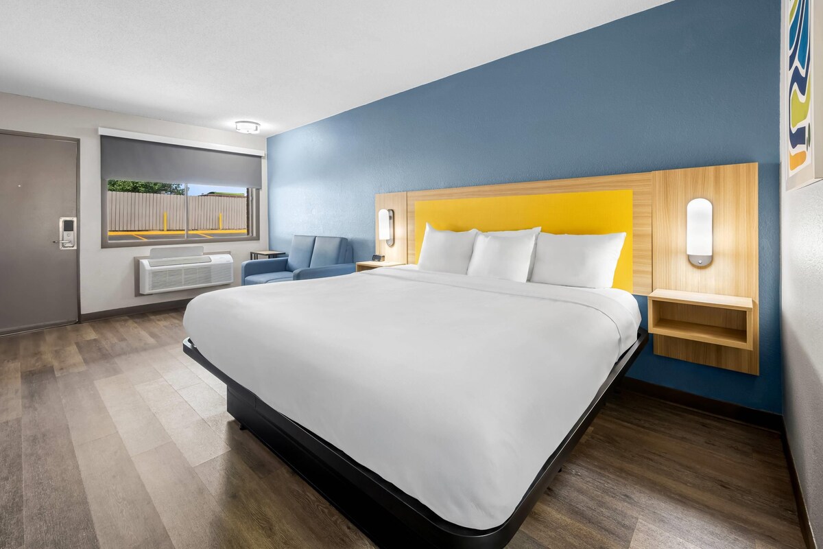 Standard Room, 1 King Bed | Desk, WiFi (free), alarm clocks, bed sheets