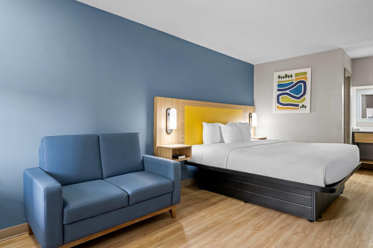 Standard Room, 1 King Bed | Desk, WiFi (free), alarm clocks, bed sheets