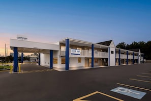 A parking structure with a 'Park Inn by Radisson' sign, multiple levels, and a clear sky. - Park Inn by Radisson, Weldon - Roanoke Rapids (Weldon)
