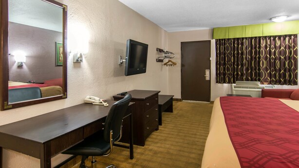 Desk, WiFi (free), alarm clocks, bed sheets - Park Inn by Radisson, Weldon - Roanoke Rapids (Weldon)