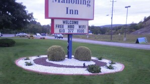 A Mahoning Inn sign with a welcome message, free HBO, and free WiFi information. - Mahoning Inn (Lehighton)