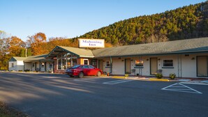 A two-story motel with a sign reading "Mahoning Inn." - Mahoning Inn (Lehighton)