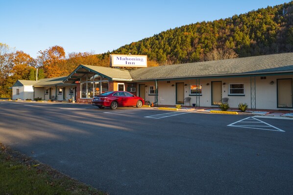 Un motel de dos pisos con un letrero que dice 'Mahoning Inn'.